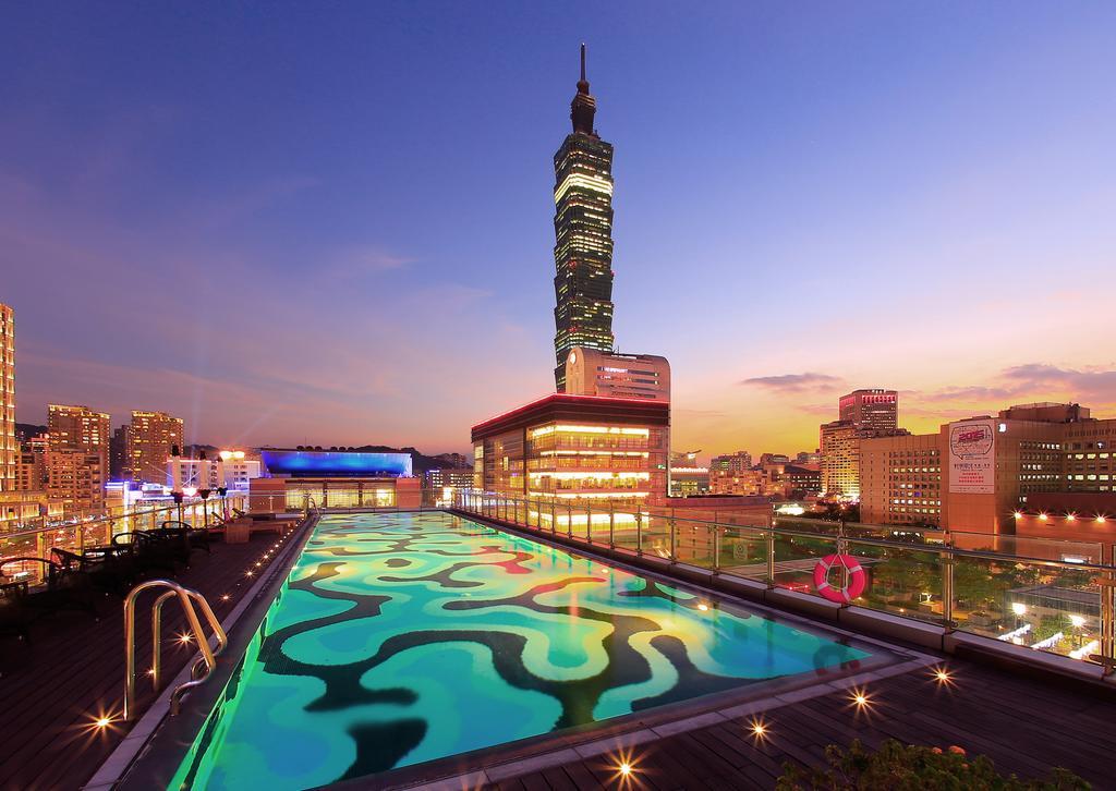 מלון Humble House Taipei, Curio Collection By Hilton מראה חיצוני תמונה View of Taipei 101 from the rooftop pool