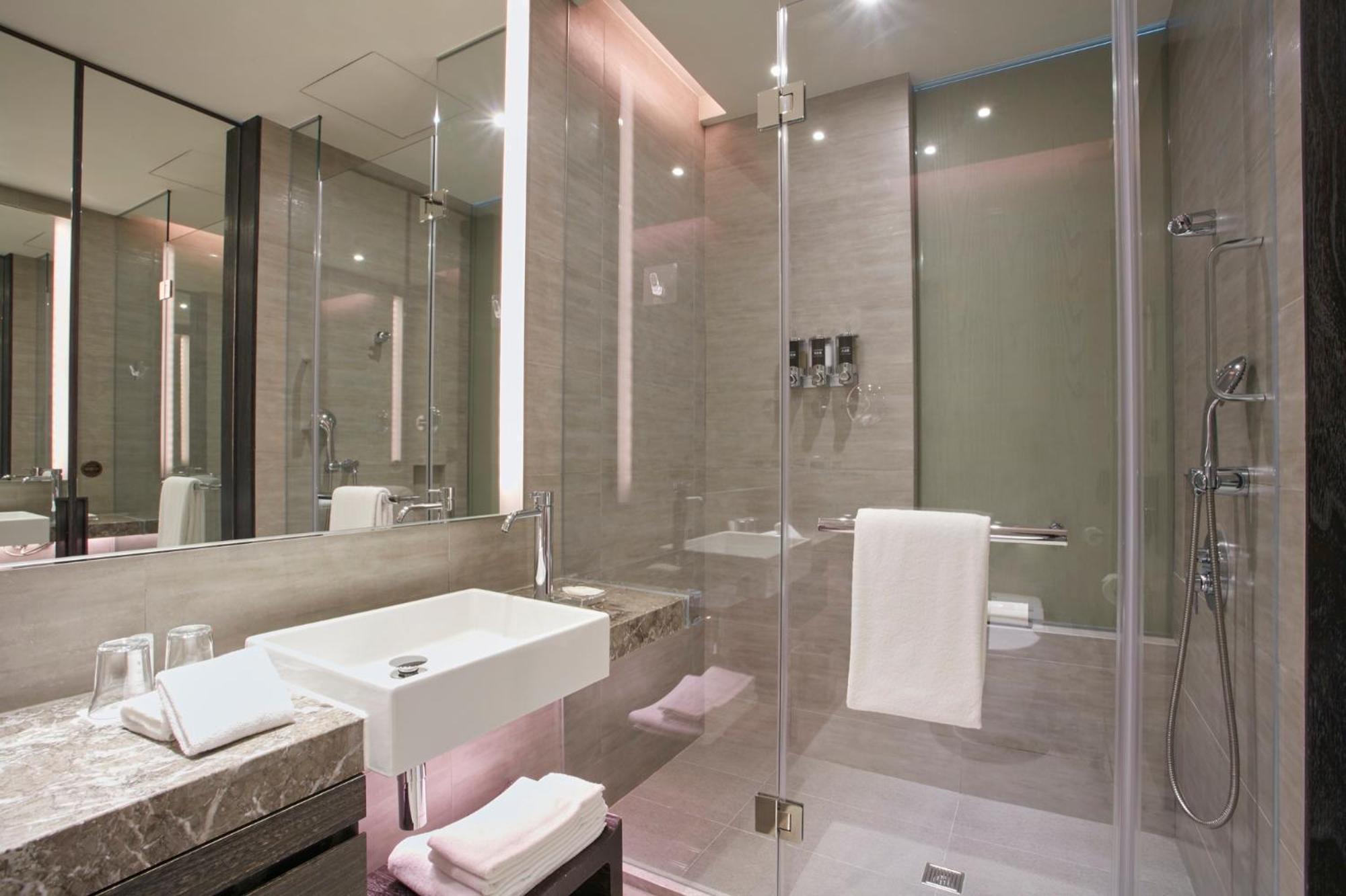 מלון Humble House Taipei, Curio Collection By Hilton מראה חיצוני תמונה A bathroom in a hotel
