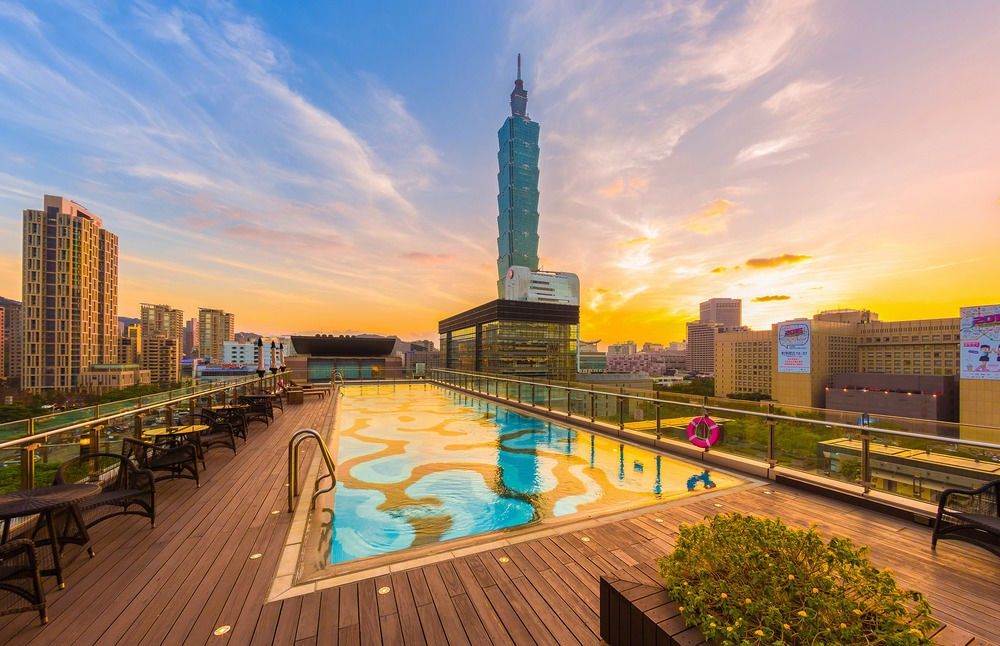 מלון Humble House Taipei, Curio Collection By Hilton מראה חיצוני תמונה View of Taipei 101 from the rooftop pool