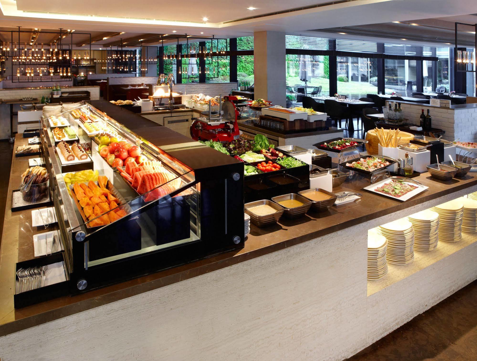 מלון Humble House Taipei, Curio Collection By Hilton מראה חיצוני תמונה A buffet at a restaurant