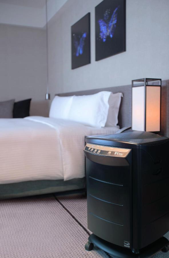 מלון Humble House Taipei, Curio Collection By Hilton מראה חיצוני תמונה A portable air purifier in a hotel room